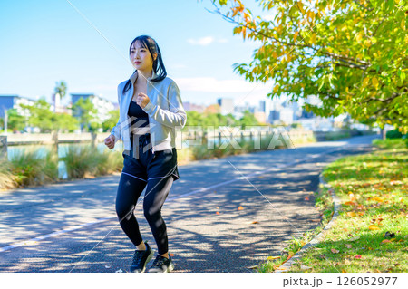 川沿いをジョギングするかっこいい女性 エクササイズ ランニング ダイエット 散歩  川沿いをジョギングするかっこいい女性 エクササイズ ランニング ダイエット 散歩  126052977
