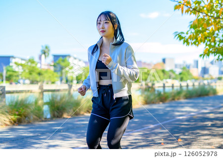 川沿いをジョギングするかっこいい女性 エクササイズ ランニング ダイエット 散歩 トリミングアップ 川沿いをジョギングするかっこいい女性 エクササイズ ランニング ダイエット 散歩 トリミングアップ 126052978