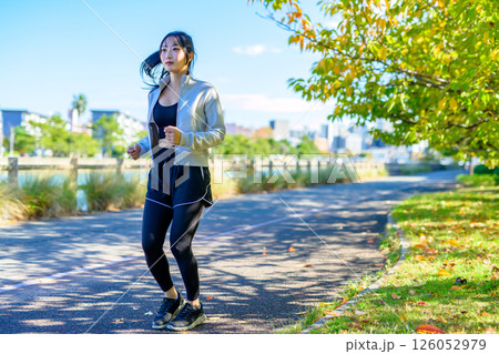 川沿いをジョギングするかっこいい女性 エクササイズ ランニング ダイエット 散歩 川沿いをジョギングするかっこいい女性 エクササイズ ランニング ダイエット 散歩 126052979