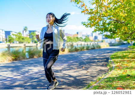 川沿いをジョギングするかっこいい女性 エクササイズ ランニング ダイエット 散歩 川沿いをジョギングするかっこいい女性 エクササイズ ランニング ダイエット 散歩 126052981