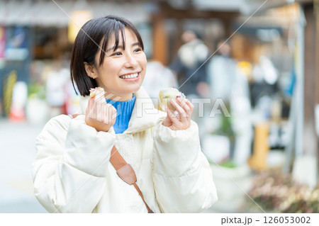 食べ歩きをする女性　観光する女性 126053002