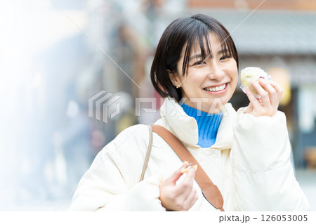 食べ歩きをする女性　観光する女性 126053005