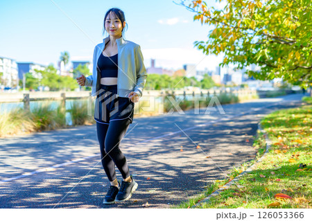 川沿いをジョギングするかっこいい女性 エクササイズ ランニング ダイエット 散歩 川沿いをジョギングするかっこいい女性 エクササイズ ランニング ダイエット 散歩 126053366