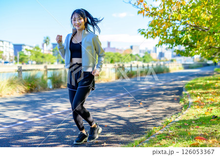 川沿いをジョギングするかっこいい女性 エクササイズ ランニング ダイエット 散歩 川沿いをジョギングするかっこいい女性 エクササイズ ランニング ダイエット 散歩 126053367