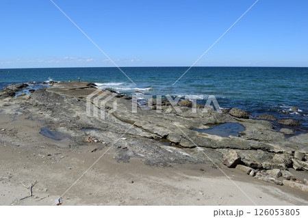 湯野浜海岸の岩場風景 126053805