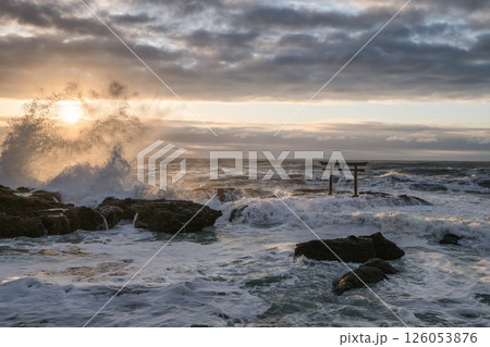荒れる海と日の出直後の神磯の鳥居 126053876
