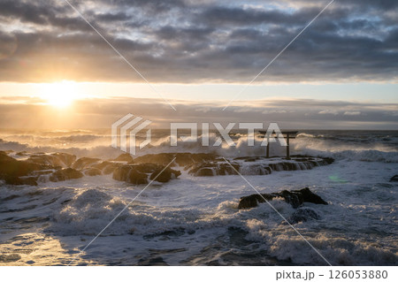 荒れる海と日の出直後の神磯の鳥居 126053880