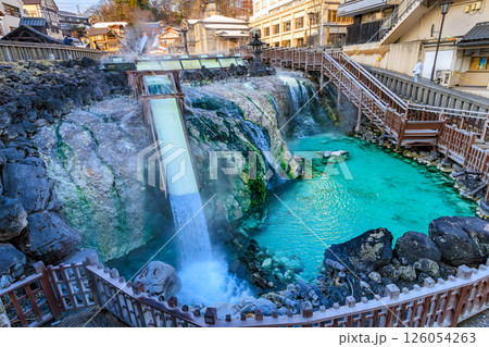 群馬県　吾妻郡草津町　朝の草津温泉湯畑　湯滝 126054263