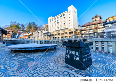群馬県　吾妻郡草津町　朝の草津温泉湯畑 126054268