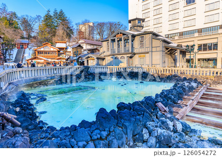 群馬県　吾妻郡草津町　朝の草津温泉湯畑 126054272