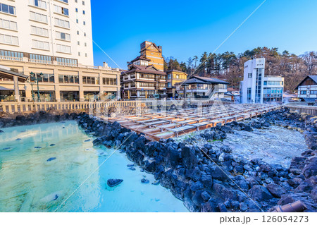 群馬県　吾妻郡草津町　朝の草津温泉湯畑 126054273