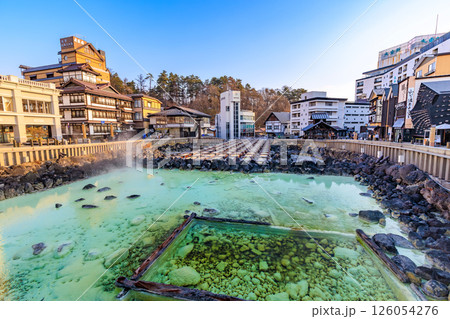群馬県 吾妻郡草津町 朝の草津温泉湯畑 群馬県 吾妻郡草津町 朝の草津温泉湯畑 126054276