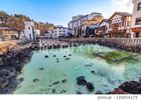 群馬県　吾妻郡草津町　朝の草津温泉湯畑 126054278