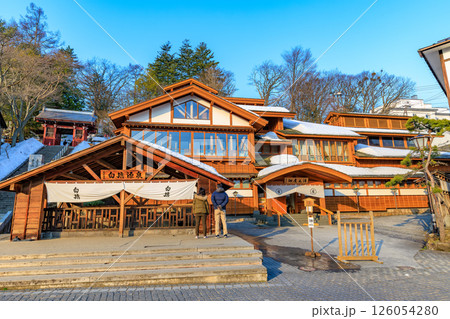 群馬県　吾妻郡草津町　草津温泉　湯路広場にある白旗源泉 126054280