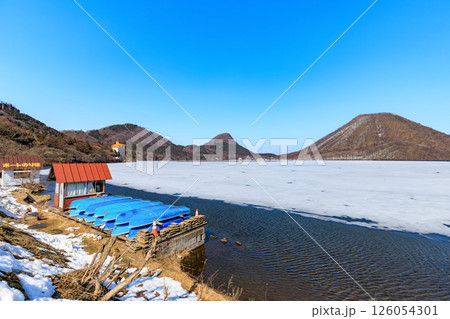 群馬県　高崎市　榛名湖と榛名山 126054301