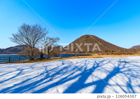 群馬県　高崎市　榛名湖と榛名山 126054307