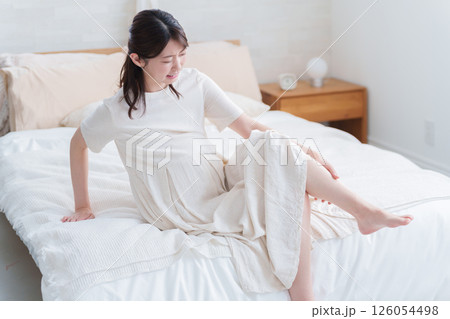 足が攣る妊婦(こむら返り) 足が攣る妊婦(こむら返り) 126054498