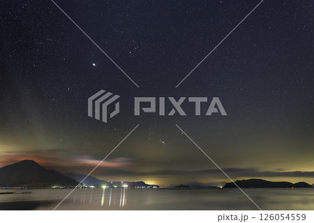 瀬戸内の秋の星景色　漁港の空に昇るオリオン座 126054559