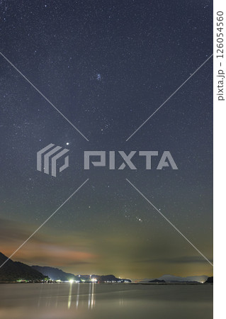 瀬戸内の秋の星景色　空に昇るオリオン座 126054560