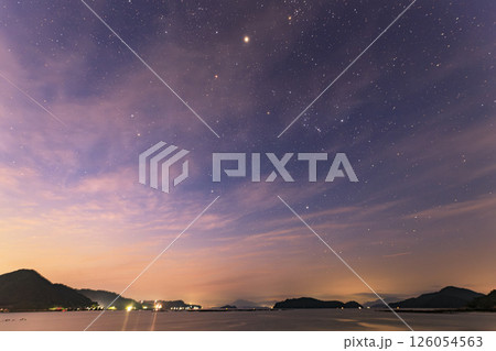 瀬戸内の秋の星景 明け空に昇るオリオン座と冬の大三角 瀬戸内の秋の星景 明け空に昇るオリオン座と冬の大三角 126054563