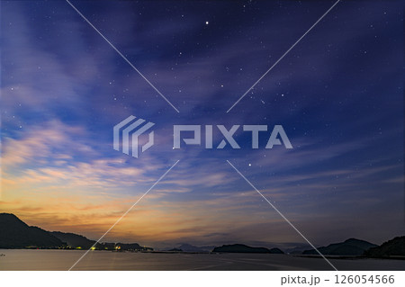 瀬戸内の秋の星景　明け空に昇るオリオン座と冬の大三角 126054566