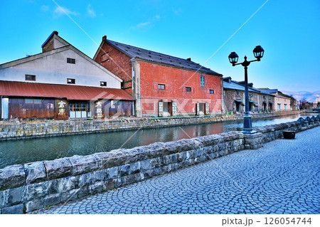 北海道 小樽運河の風景 126054744
