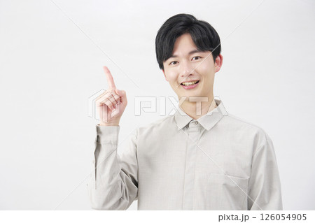 左側を指差す男性 20代 白背景 左側を指差す男性 20代 白背景 126054905