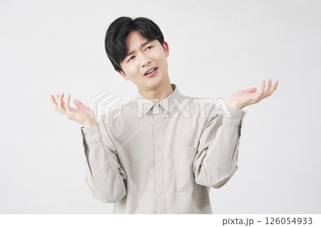 男性 降参 20代 白背景 男性 降参 20代 白背景 126054933