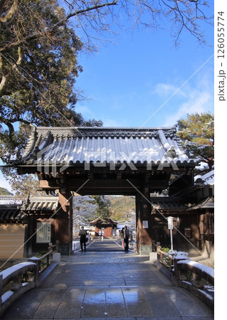 京都　早朝雪化粧の金閣寺 126055774