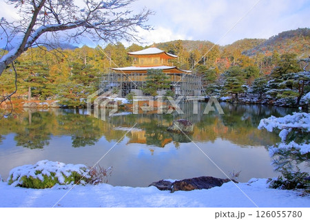 京都　早朝雪化粧の金閣寺 126055780