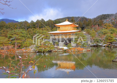 京都　早朝雪化粧の金閣寺 126055785