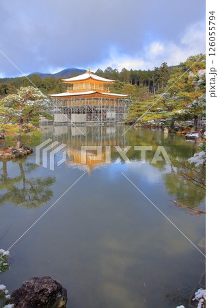 京都 早朝雪化粧の金閣寺 京都 早朝雪化粧の金閣寺 126055794