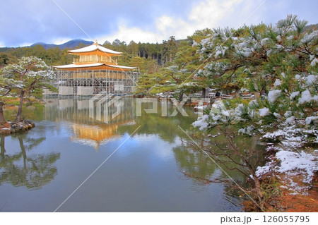 京都　早朝雪化粧の金閣寺 126055795