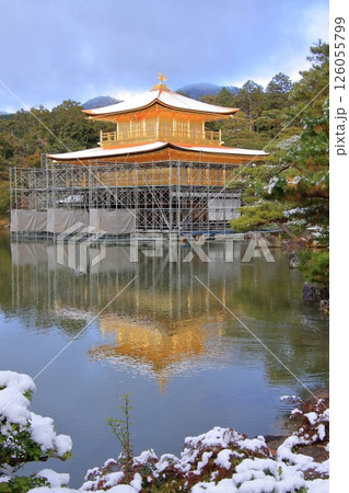 京都　早朝雪化粧の金閣寺 126055799