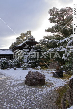 京都 早朝雪化粧の金閣寺 京都 早朝雪化粧の金閣寺 126055803