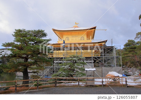 京都 早朝雪化粧の金閣寺 京都 早朝雪化粧の金閣寺 126055807