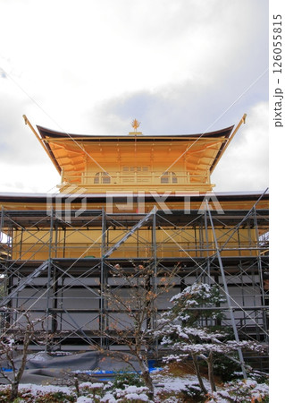 京都 早朝雪化粧の金閣寺 京都 早朝雪化粧の金閣寺 126055815