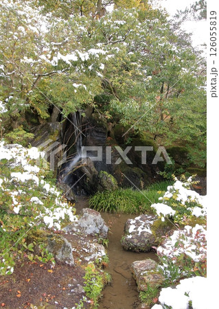 京都　早朝雪化粧の金閣寺 126055819