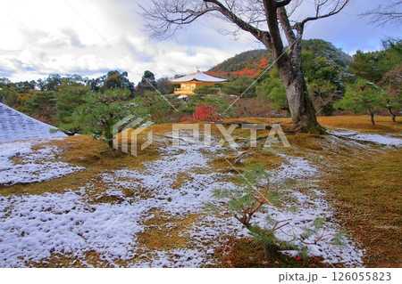京都　早朝雪化粧の金閣寺 126055823