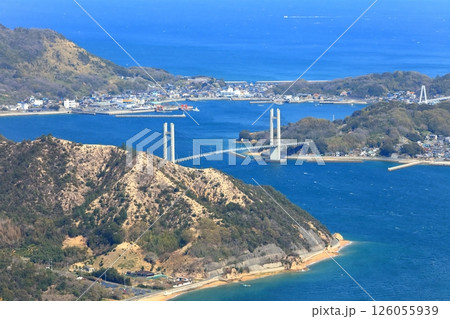 【愛媛県】桜咲く積善山から見た ゆめしま海道（生名橋） 126055939