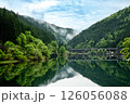 静寂に包まれた山間の湖と霧に浮かぶ橋 126056088