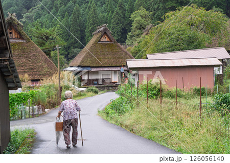 京都府南丹市美山町茅葺きの里で撮影した秋の風景 126056140