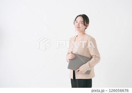スーツ姿の20代女性 126056676