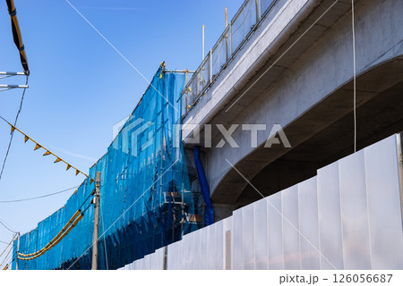 鉄道高架橋工事 足場と電線防護管 東京都 東村山駅周辺 2025.04　a-1 126056687