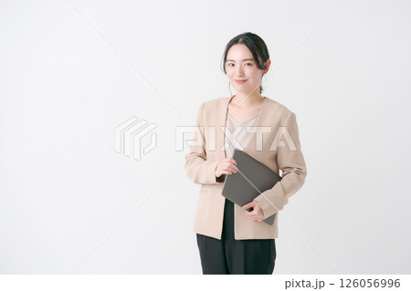 スーツ姿の20代女性 126056996