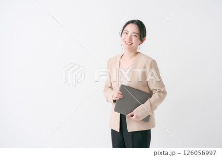 スーツ姿の20代女性 126056997