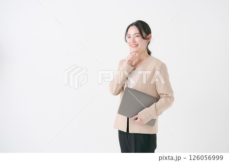 スーツ姿の20代女性 126056999