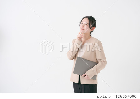 スーツ姿の20代女性 126057000