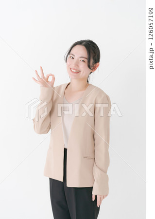 スーツ姿の20代女性 スーツ姿の20代女性 126057199