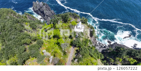 空撮「岩手県」130mの断崖に建つ白亜の黒崎灯台 岩手県 空撮「岩手県」130mの断崖に建つ白亜の黒崎灯台 岩手県 126057222